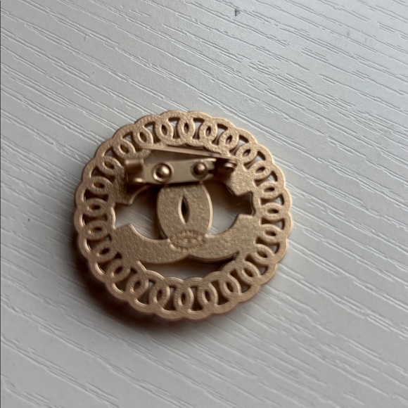 CHANEL Vintage Champagne Gold Chain CC Brooch - Picture 4 of 6